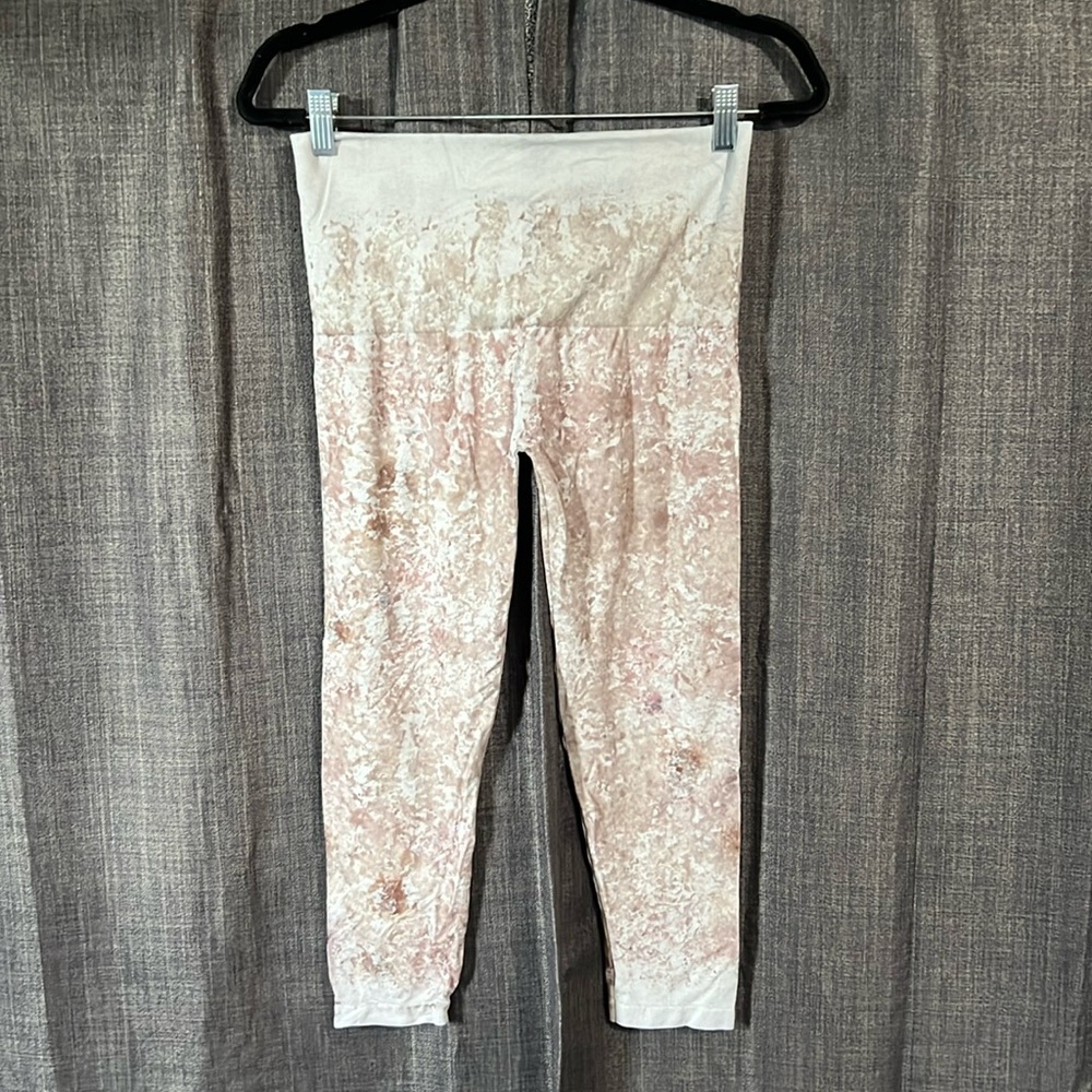 M. Rena beige leggings cropped with splatter dyed design one size